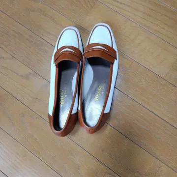 화이트/브라운 가죽 로퍼