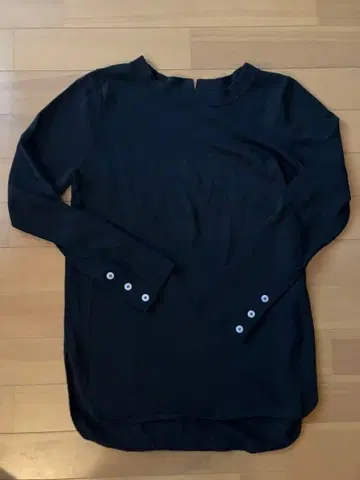 Akane Utsunomiya 블랙 긴팔 상의 V컷 옷깃