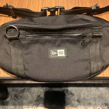 NEW ERA 바디백 블랙