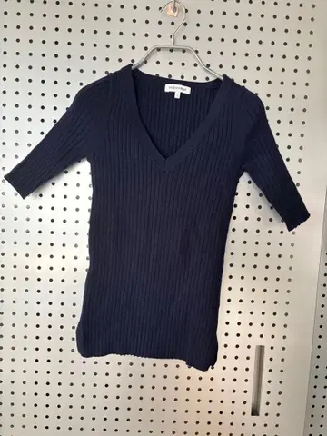 MADISONBLUE 네이비 V넥 오부소매 니트