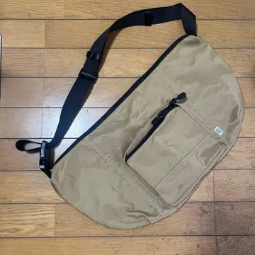 베이지 숄더백 외부 포켓 부착