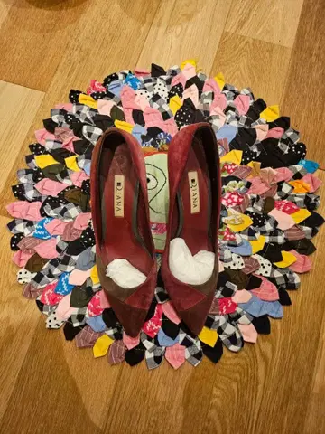 D.JANA 적갈색 스웨이드 하이힐