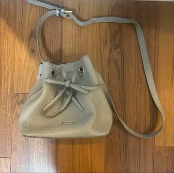 그레이 가죽 버킷 백