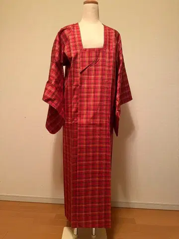 빨간색과 체크 무늬의 비 코트