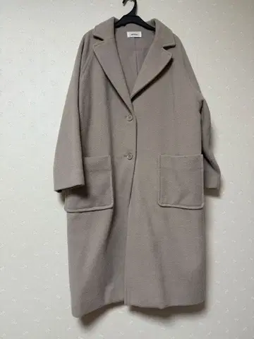 미카 오웬 베이지 롱 코트 프론트 포켓 부착