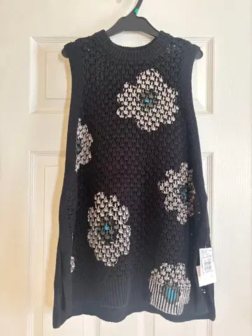 야마다야 플라워 무늬 블랙 슬리브리스 니트 베스트