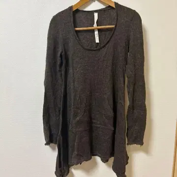 다크 브라운 긴팔 니트 상의