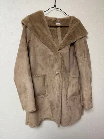 Olive des olive 베이지 후드 부착 무스탕 코트