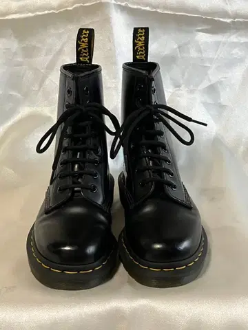 닥터마틴 8홀 UK4 (블랙)