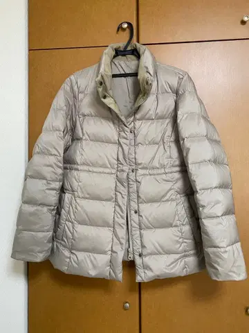 베이지 후드 부착 다운 자켓