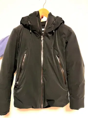 블랙 다운 자켓 후드 부착