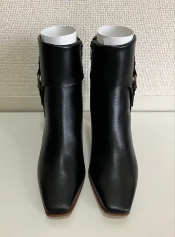 DIANA 블랙 가죽 부츠 버클 포함