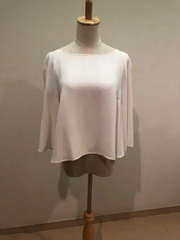 화이트 7부 소매 상의