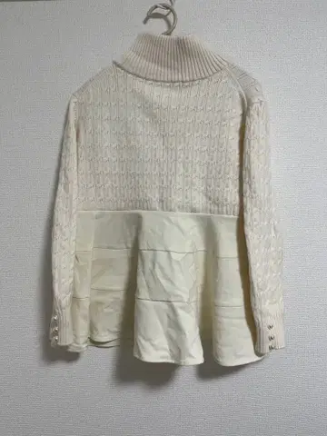 크림색 하이넥 케이블 니트 상의