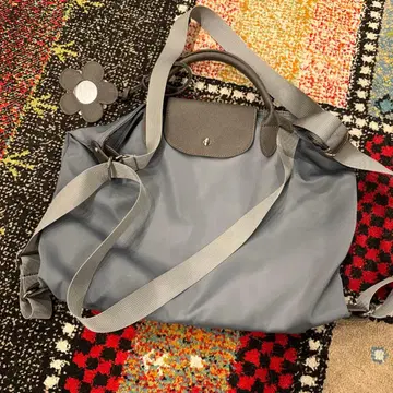 그레이 나일론 숄더백 플라워 참 포함