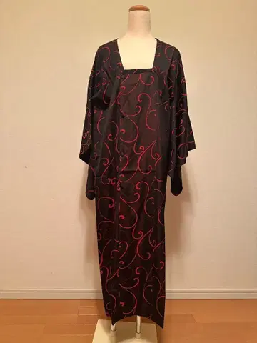 검은색과 빨간색 소용돌이 무늬 비 코트 다이마루 맞춤