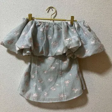 [ 새상품급 ] SNIDEL 스카이블루 프릴 오프숄더 상의