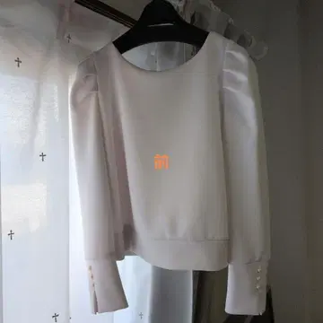 스트로베리 필드 화이트 퍼프 슬리브 상의