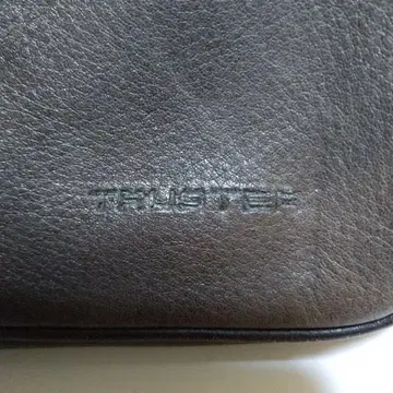 TRUSTER 다크 브라운 숄더백