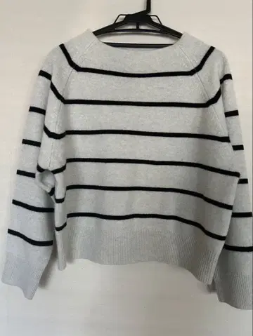 UNFILO 오프 넥 니트