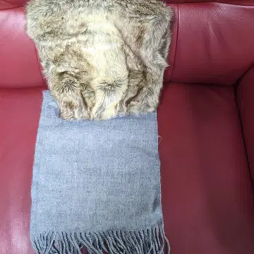 인조 모피와 아크릴 스톨 숄