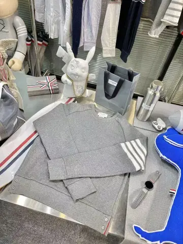 그레이 스트라이프 스웨터 (리브 편직 버튼 달린 밑단)