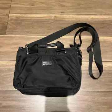 나일론 소재 블랙 숄더백