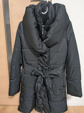 후드 부착 블랙 다운 자켓