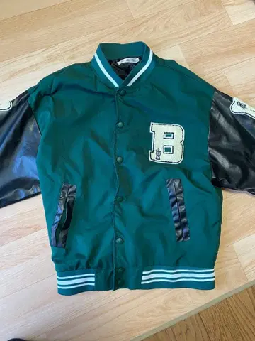 그린 나일론 바시티 자켓 본 자수 포함