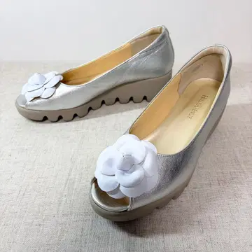 힐즈아베뉴 까멜리아 모티브 웨지솔 펌프스 오픈토