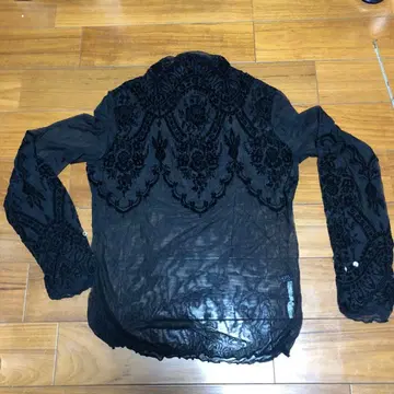 자수 장식 블랙 긴팔 셔츠