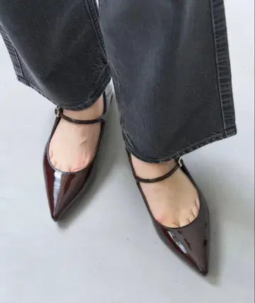 [ 완판템 ] LE TALON 포인트 원 스트랩 플랫 브라운 23.5