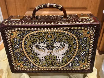 장식적인 봉황? 모티브의 핸드백