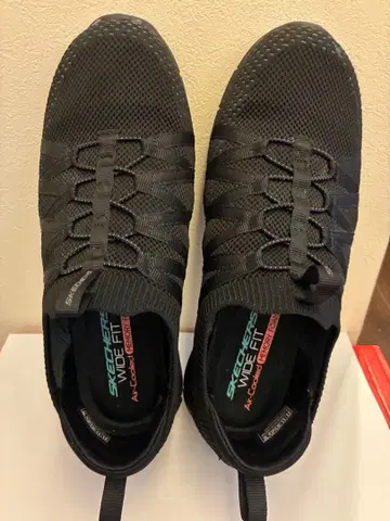 Skechers 와이드 핏 블랙 스니커즈