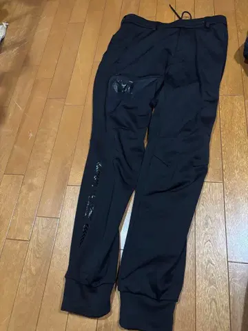 마크앤로나 맨투맨 블랙