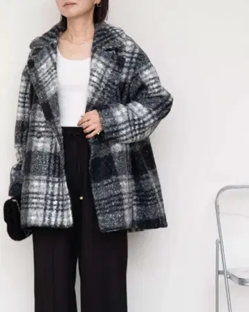 그레이 계열 체크 무늬 더블 브레스트 코트