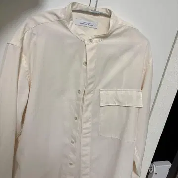 크림색 긴팔 셔츠 버튼 포함