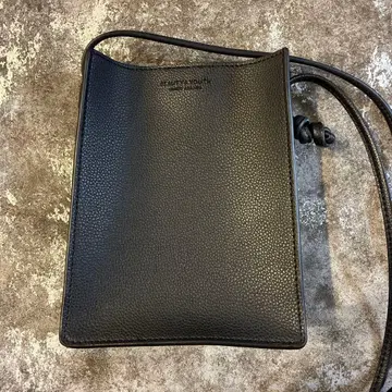 BEAUTY & YOUTH 블랙 가죽 숄더백