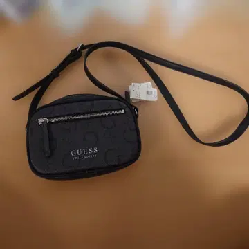 GUESS 블랙 숄더백