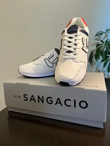 [ 완판템 ] 미사용 via SANGACIO 화이트 스니커즈