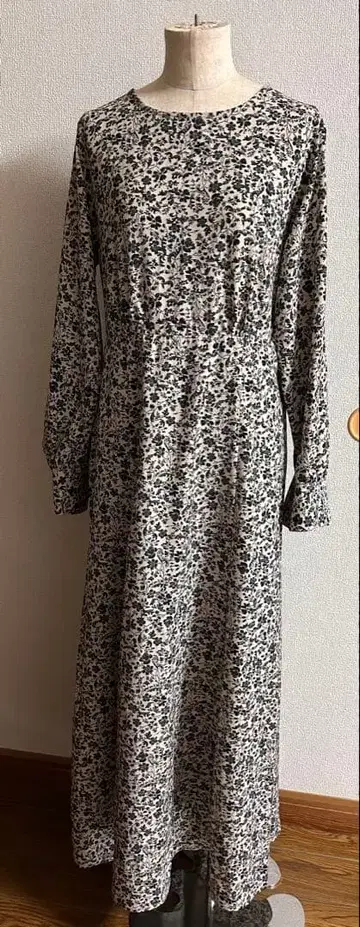 단색 꽃무늬 아이라인 원피스