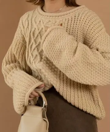베이지 케이블 짜임 니트 스웨터