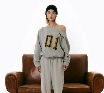 Just a noon 체크 로고 원숄더 맨투맨