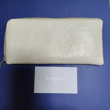 HIRAMEKI. 엠보싱 가공 L자 장지갑 화이트