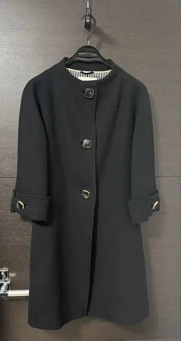 블랙 버튼 코트 울 계열