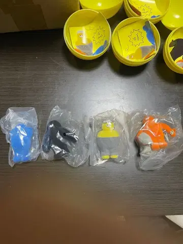 The TOMODACHI 캡슐 토이 피규어 세트 4개입