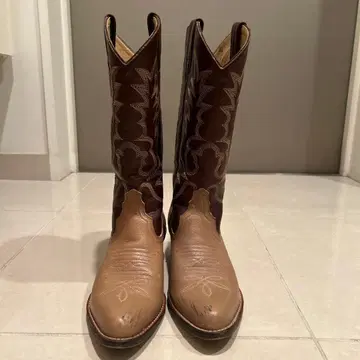 웨스턴 부츠 베이지와 브라운