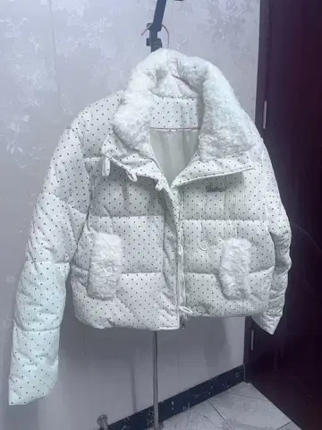 화이트 도트 무늬 숏 기장 다운 자켓 (퍼 포함 캐주얼)