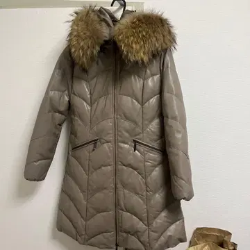 베이지 다운 자켓 퍼 달린 너구리 털 롱 코트