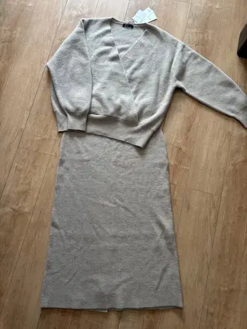 GLOBAL WORK 셋업 A라인 스커트/V넥 풀오버